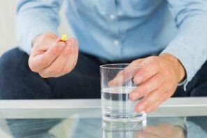 Un bărbat ia un antibiotic eficient pentru prostatita