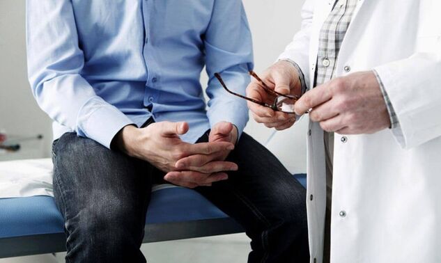 Un bărbat la un medic cu simptome de prostatită