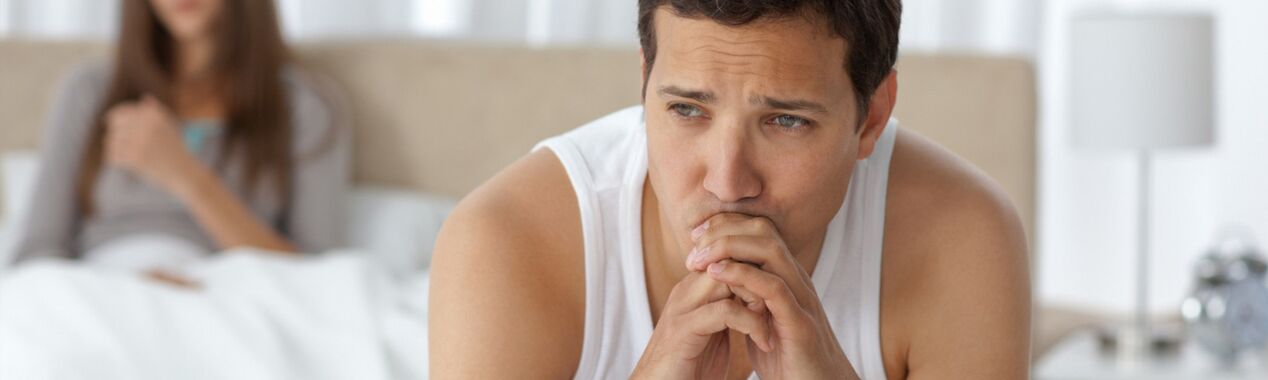 Un bărbat care suferă de prostatită